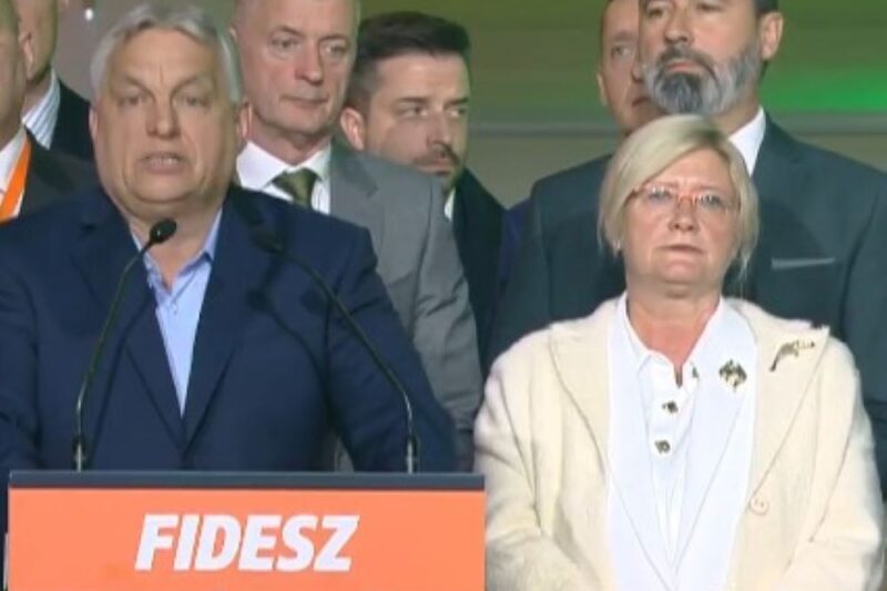 Elkerülheti az elszámoltatást Orbán Viktor, ha úgy marad meg a mentelmi joga, hogy helyet cserél Gál Kingával az Európai Parlamentben.