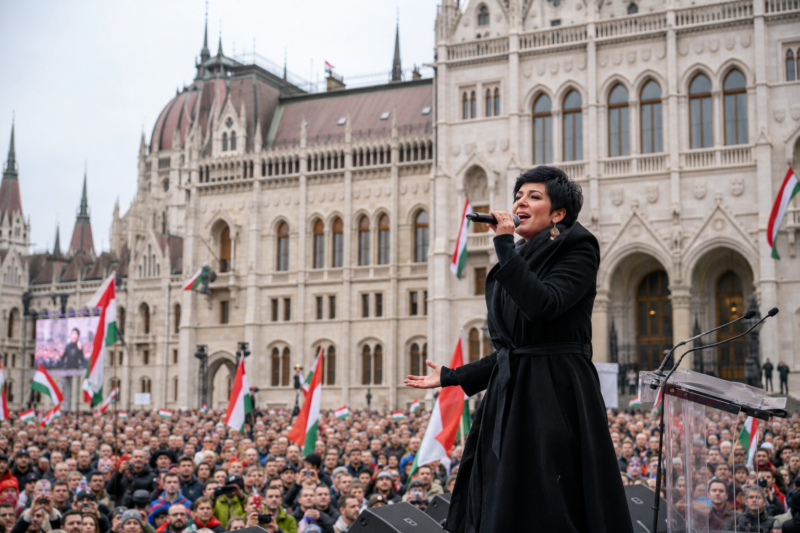 Ígéretet megszegve Oláh Ibolya meglepetést okozott az embereknek tegnap a Parlament előtt