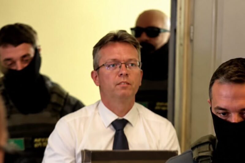 Váratlanul, mindössze körülbelül negyedóra után félbeszakadt Hankó Balázs csütörtöki nyomozási bírói ülése a Kecskeméti Járásbíróságon. – frisshung.com